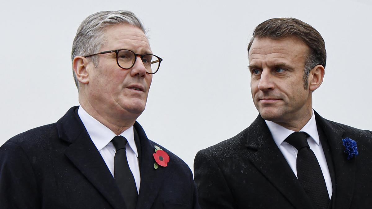 Emmanuel #Macron et le Premier ministre britannique ont commémoré sur les Champs-Élysées le 106e anniversaire de l'Armistice de 1918.