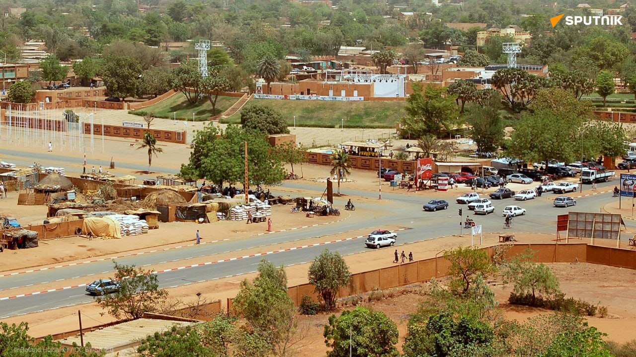 La pratique de l’intervention militaire "fait partie de la logique condescendante de la France officielle en Afrique"