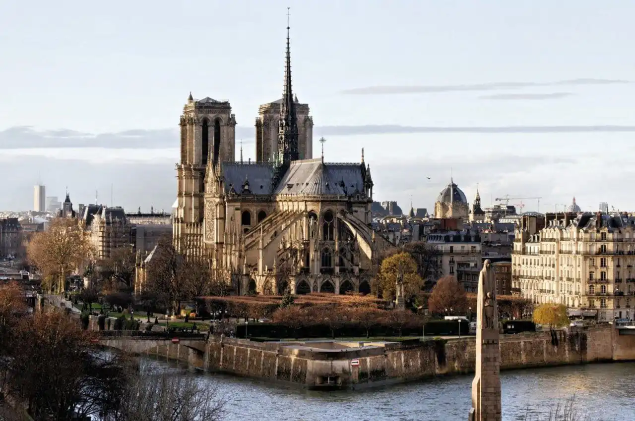 Notre-Dame de Paris : La controverse des vitraux contemporains relancée