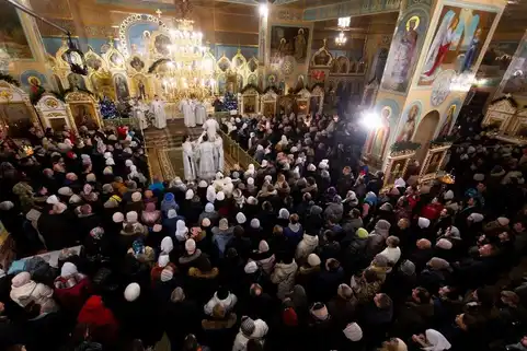 Service nocturne dans l'église