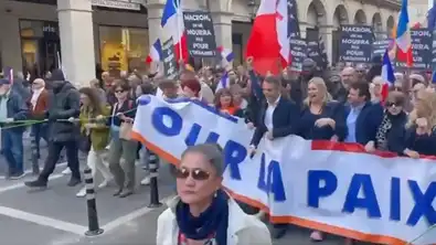 «Pas de Français en Ukraine» : Manifestation massive à Paris contre l'ingérence française dans le conflit en Ukraine En savoir plus sur RT en français: https://rtenfrance.tv/france/117732-manifestation-massive-paris-contre-ingerence-fran%C3%A7aise-dans-conflit-en-ukraine