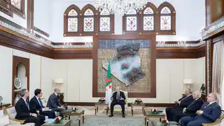 Drapeaux de l’Algérie et de la France devant une ambassade