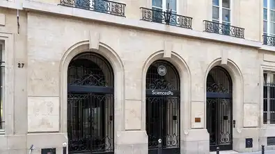 Façade de Sciences Po Paris – crise d’une institution élitiste