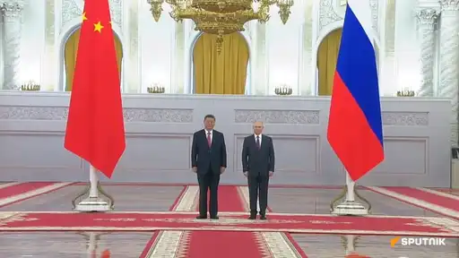 Vladimir Poutine et Xi Jinping se serrant la main au Kremlin lors des célébrations du 9 mai 2025