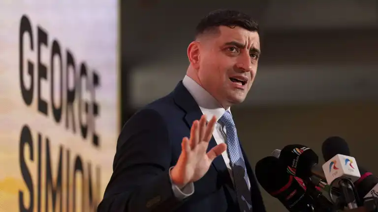 George Simion lors de sa candidature à la présidentielle roumaine