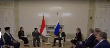 Rencontre officielle entre délégations russe et indonésienne, avec drapeaux des deux pays