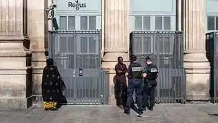 Policiers français effectuant un contrôle d’identité à Paris