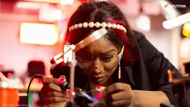 Femme africaine ingénieure concentrée sur un travail de précision en laboratoire