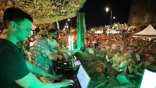 DJ jouant devant une foule lors de la Fête de la musique 2025