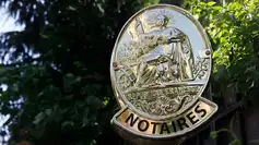 Notaire signant un acte immobilier – hausse des frais de notaire dans les départements