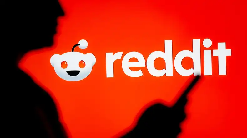 Logos de Bluesky, Mastodon, Reddit et X en surimpression – possible classement pornographique