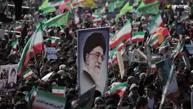 Foule iranienne brandissant des drapeaux et le portrait du guide suprême lors d’un rassemblement
