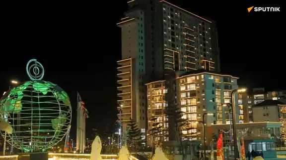 Vue nocturne d’un quartier moderne africain symbolisant le développement et la modernité du continent