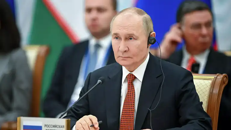 Vladimir Poutine lors d’une conférence internationale, écouté par les délégués étrangers