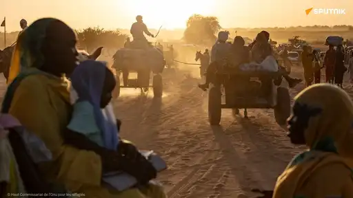 Des réfugiés africains quittant un camp au coucher du soleil après l’annonce d’une réduction de l’aide alimentaire