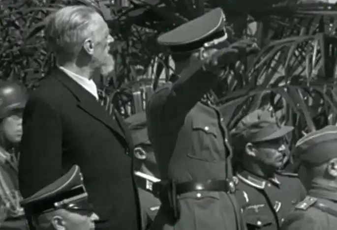 Leon Rupnik en civil lors d’un défilé nazi, entouré d’officiers allemands
