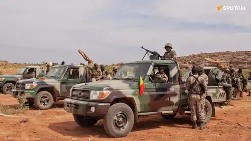 Soldats de l’AES en patrouille dans des véhicules militaires au Sahel