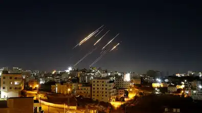 Tirs de missiles au-dessus d’une ville israélienne de nuit