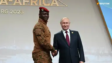 Vladimir Poutine et le président du Burkina Faso se serrant la main au sommet Russie-Afrique
