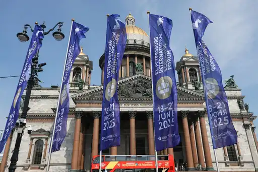 Bannières du SPIEF 2025 devant la cathédrale Saint-Isaac à Saint-Pétersbourg