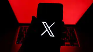 Silhouette d’un téléphone affichant le logo de X (Twitter) sur fond rouge, symbole de tension et de censure numérique.