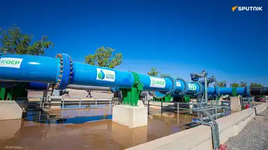 Un pipeline bleu massif de dessalement transporte de l’eau au Maroc vers une mine de phosphates