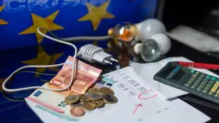 Facture d’énergie en euros, ampoules et calculatrice devant un drapeau de l’UE