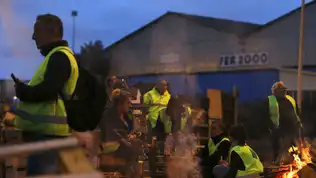 Gilets jaunes rassemblés devant une usine lors d’un mouvement de blocage en France