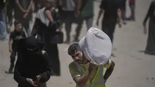 Enfants palestiniens dans les ruines d’un bâtiment, à Gaza, attendant de la nourriture