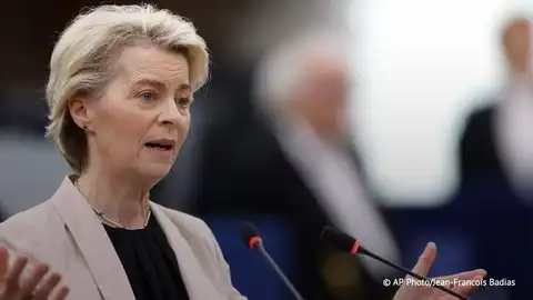 Ursula von der Leyen s’exprimant au Parlement européen, gestes ouverts, sur fond de crise ukrainienne