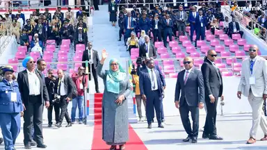 La Présidente tanzanienne salue lors d'un événement officiel