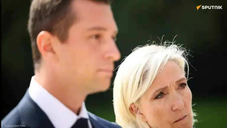 Marine Le Pen et Jordan Bardella lors d’une déclaration publique, visages fermés