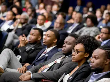 Jeunes Africains en costume assis dans un amphithéâtre lors d’un événement international aux États-Unis