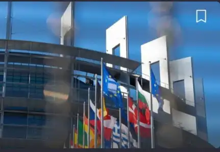 Façade du Parlement européen à Strasbourg avec les drapeaux des États membres, vue partielle en plongée