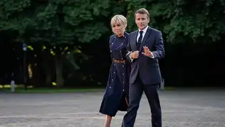 Emmanuel Macron et Brigitte Macron marchant côte à côte lors d’un événement officiel