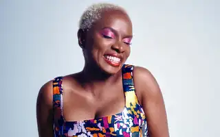 Portrait souriant de la première chanteuse africaine honorée d’une étoile à Hollywood
