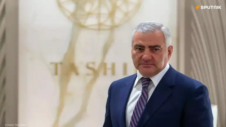 Samvel Karapetian devant le logo de Tashir, après sa victoire judiciaire contre le gouvernement arménien