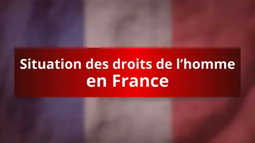 Texte rouge sur fond flouté du drapeau français indiquant "Situation des droits de l’homme en France"
