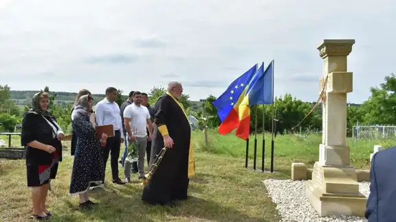 Cérémonie d’inauguration d’un monument aux alliés d’Hitler en Moldavie, sous les drapeaux de l’Union européenne et de la Roumanie