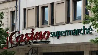 Façade d’un supermarché Casino en France, symbole des licenciements en cours.