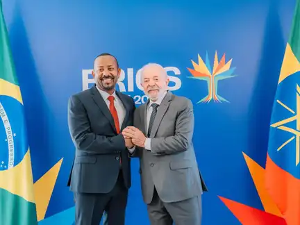 Le Premier ministre éthiopien et le président brésilien se serrant la main lors du sommet des BRICS 2025