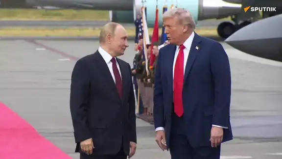 Vladimir Poutine et Donald Trump discutant lors d’une rencontre officielle sur fond de tensions internationales.