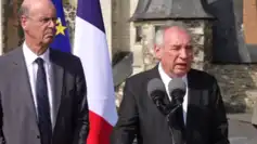 Ministres français annonçant le budget 2026 devant un drapeau tricolore