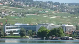 Siège de Nestlé Waters, propriétaire des marques Contrex et Hépar, sur fond de collines
