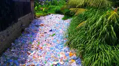Rivière envahie de déchets plastiques après l’échec des négociations à Genève