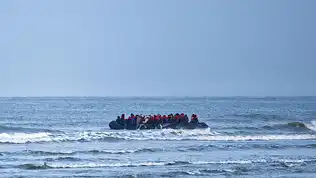 Bateau pneumatique de migrants traversant la Manche
