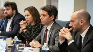 Gabriel Attal et responsables politiques débattant sur la GPA en France
