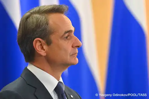 Portrait du Premier ministre grec devant des drapeaux