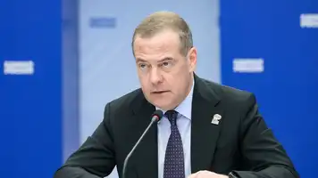 Dmitri Medvedev lors d’une conférence de presse sur la coalition antirusse et les États-Unis