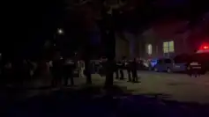 Des civils ukrainiens protestent contre une opération de mobilisation à Vinnitsa de nuit